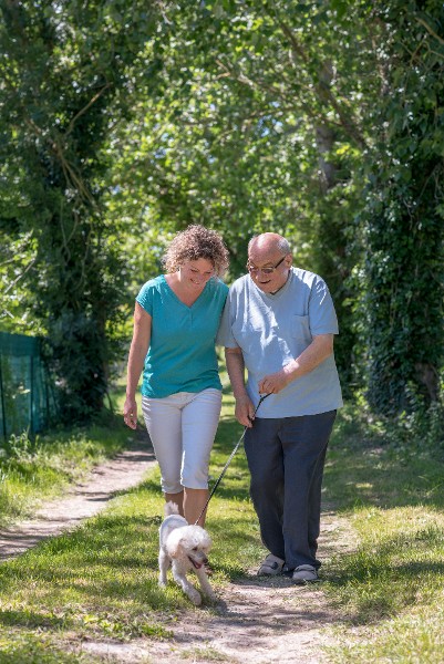 Aide à domicile avec personne agée promène chien sortir de l'isolement