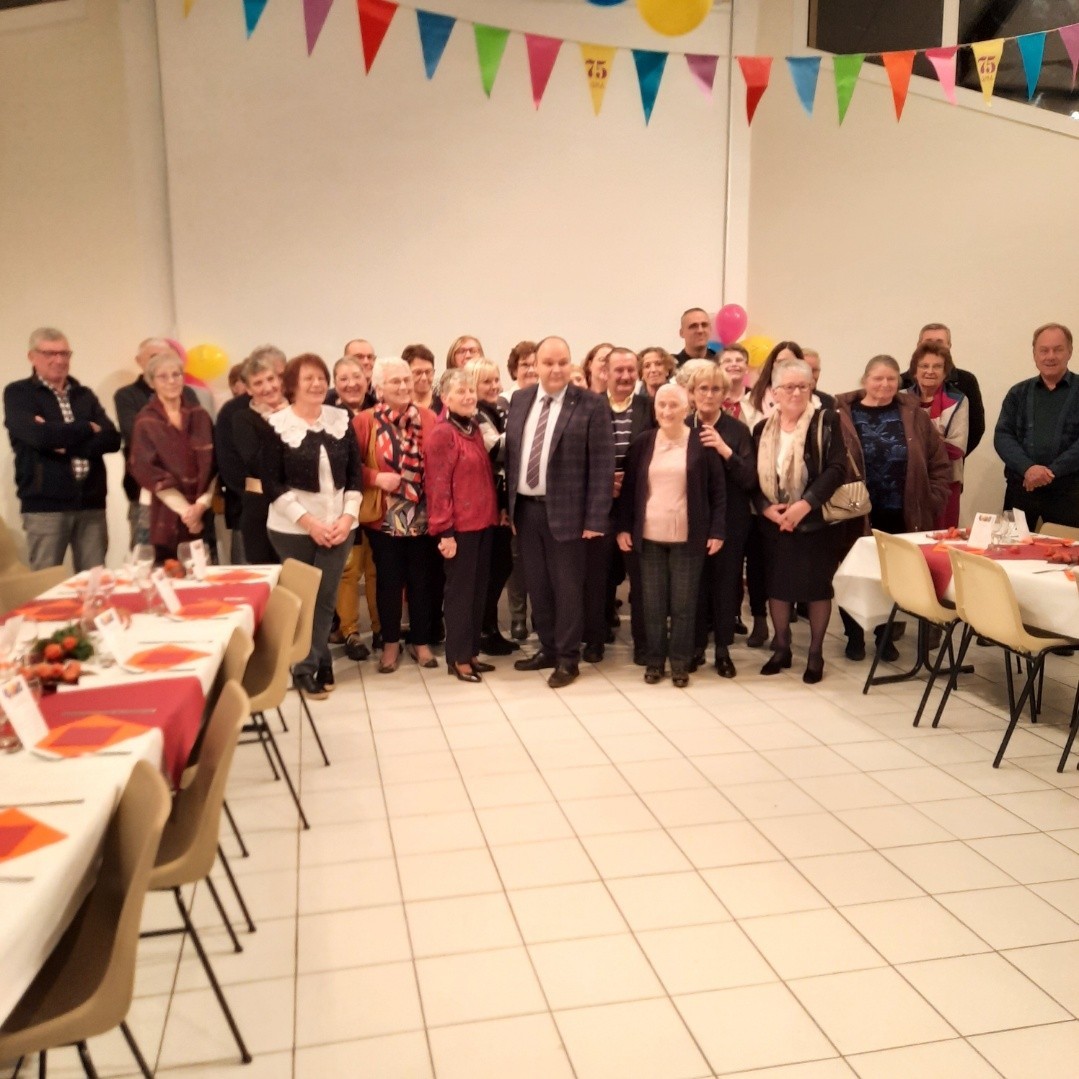 Photo de groupe des personnes présentes au 75 de l'ADMR de Pouilly en Auxois