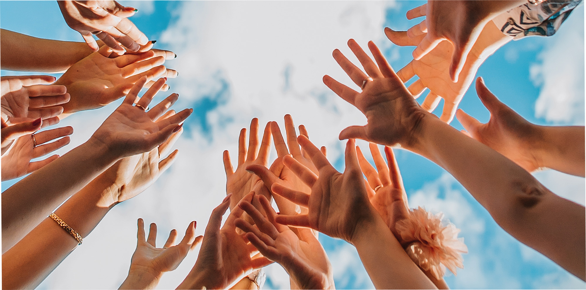 Bénévoles lèvent les mains au ciel